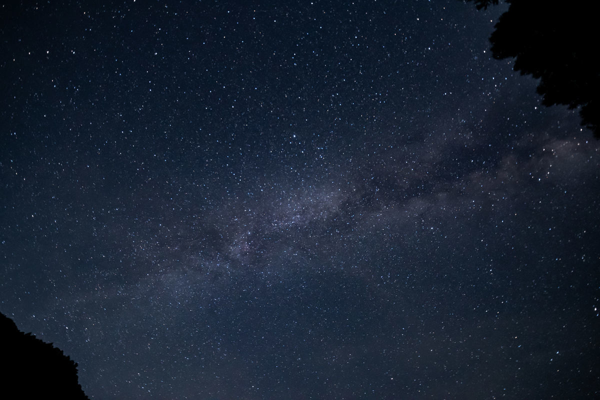 夜空に浮かび上がる天の川の写真素材