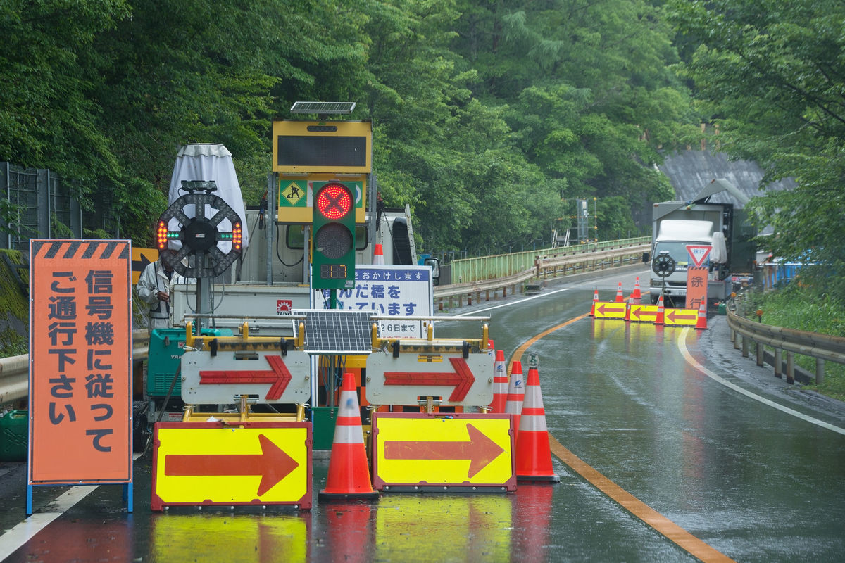 道路工事による片側交互通行の停止場所の写真素材