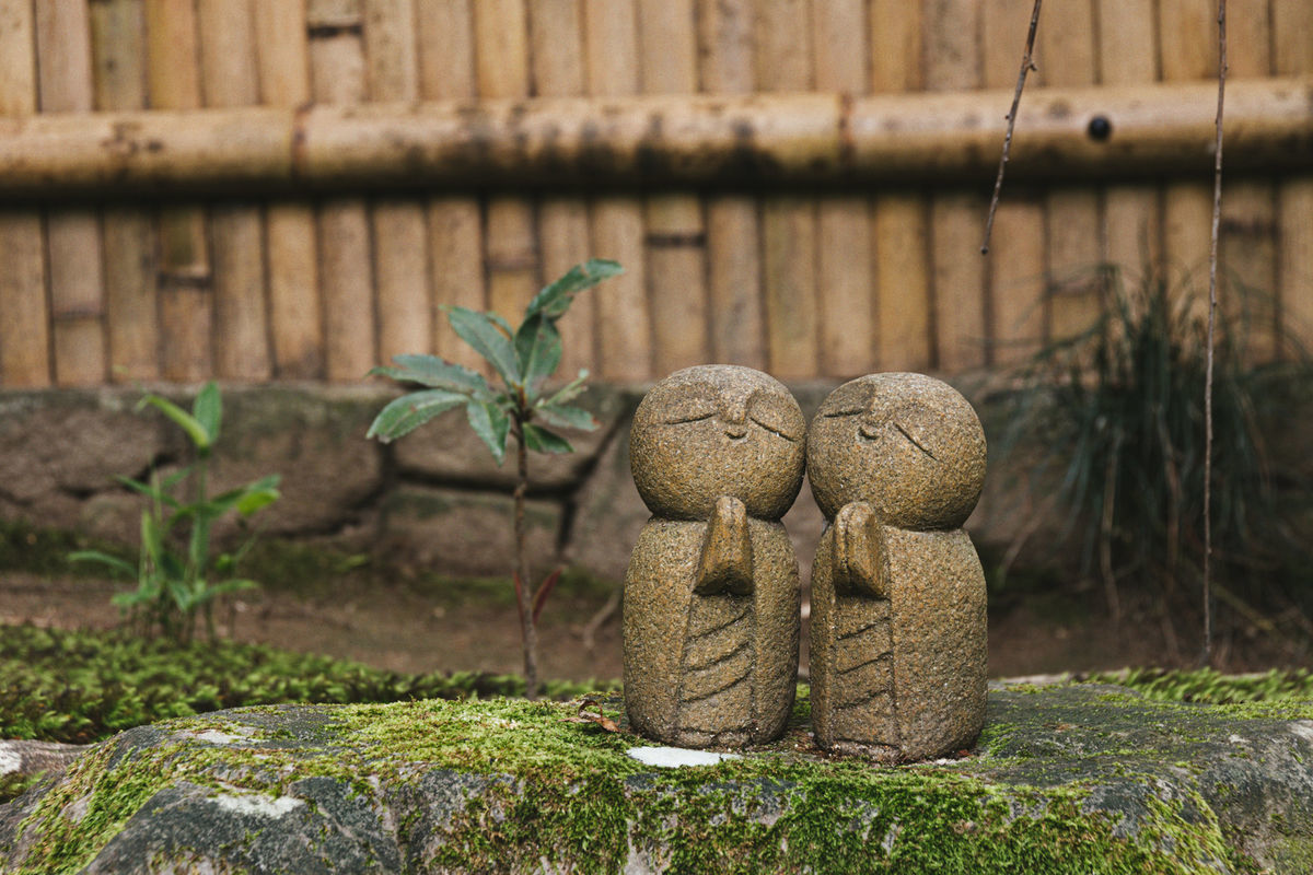 竹垣の前の石の上にいらっしゃるかわいらしいお地蔵様（詩仙堂）の写真素材 ©zubotty