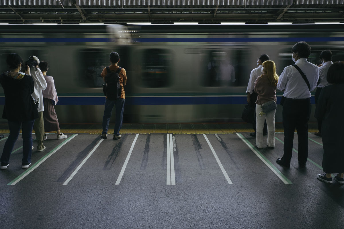 通勤電車を待つ人々の写真素材