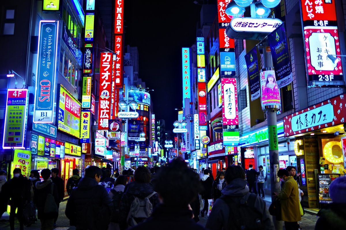 渋谷センター街のネオンギラギラ