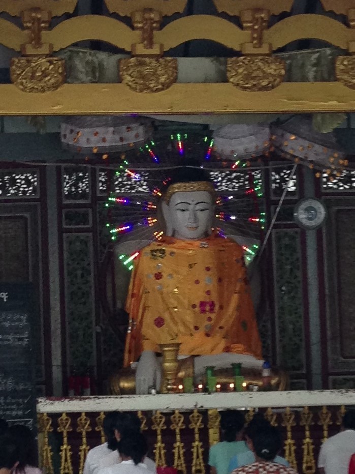 シェンダゴンパゴダで、LED後光つき仏像