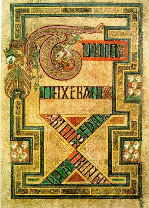 "ケルズの書（Book of Kells）フォリオ124rの装飾ページ。大きな頭文字「T」が動物や複雑な絡み模様で彩られ、「TUNC CRUCIFIXERANT XPI CUM EO DUOS LATRONES」（それから彼らはキリストと共に二人の盗賊を十字架につけた）というラテン語テキストが、交差するデザインと鮮やかな枠で構成された中世アイルランドの装飾写本。"