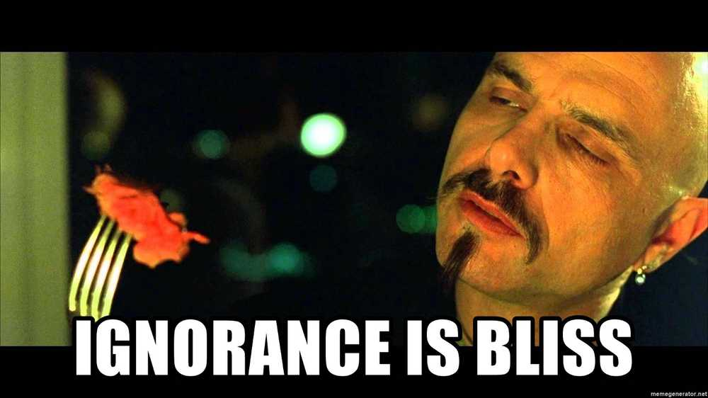 "白い文字で「IGNORANCE IS BLISS」と大きく書かれたミーム画像。画面左側ではフォークに赤いレアの肉が刺さっており、暗い背景にぼんやりとした緑の光が浮かんでいる。画面右側には、坊主頭で口ひげとあごひげをたくわえた男性がそのフォークの先の肉を見て、考え深げな表情を浮かべ何か言おうとしている。映画『マトリックス』の有名なシーン。"