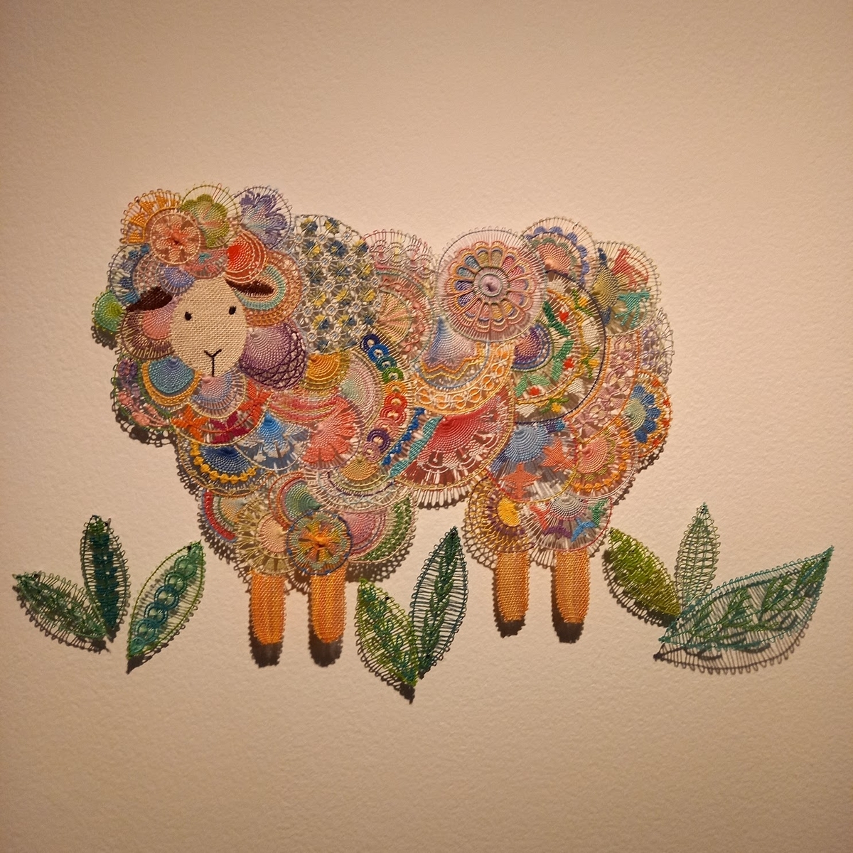 ニャンドゥティ伝説織　額縁入り12輪の白いお花　珍しい　レース　刺繍 ニャンドゥティとは ｜ Ñanduti Academy kerana