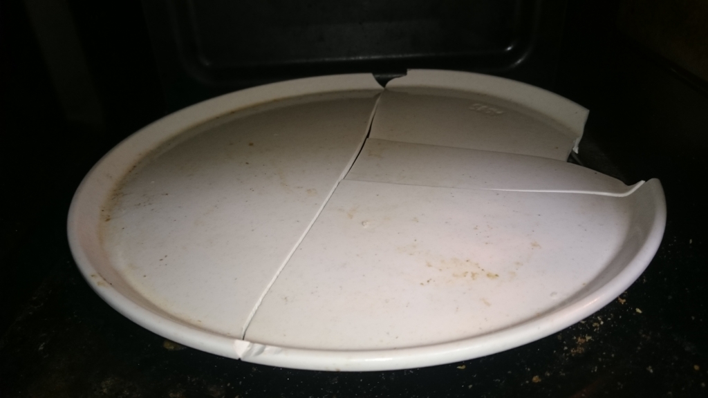 電子レンジの皿が割れた 親指がボロボロ