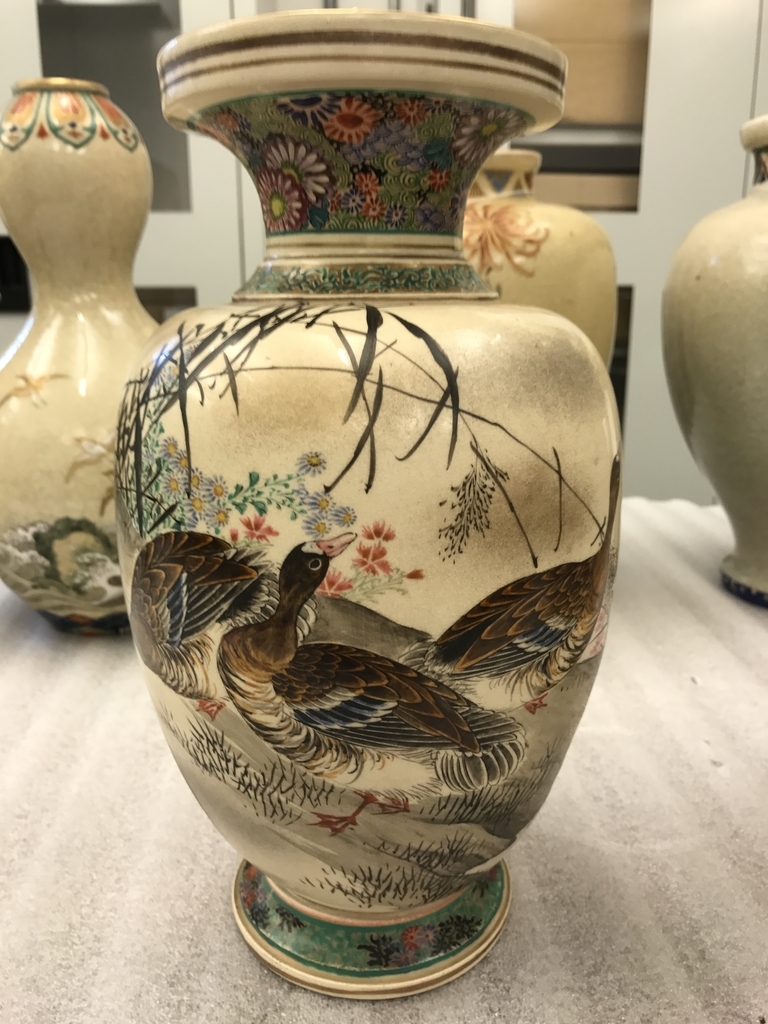中国古美術・旧蔵の貝殻を鎏金で飾った陶磁器、侍女の文様が施された葵口洗・5x30 KINKOZAN SOBEI PICTURES MUSEUM (#錦光山宗兵衛陶磁器写真
