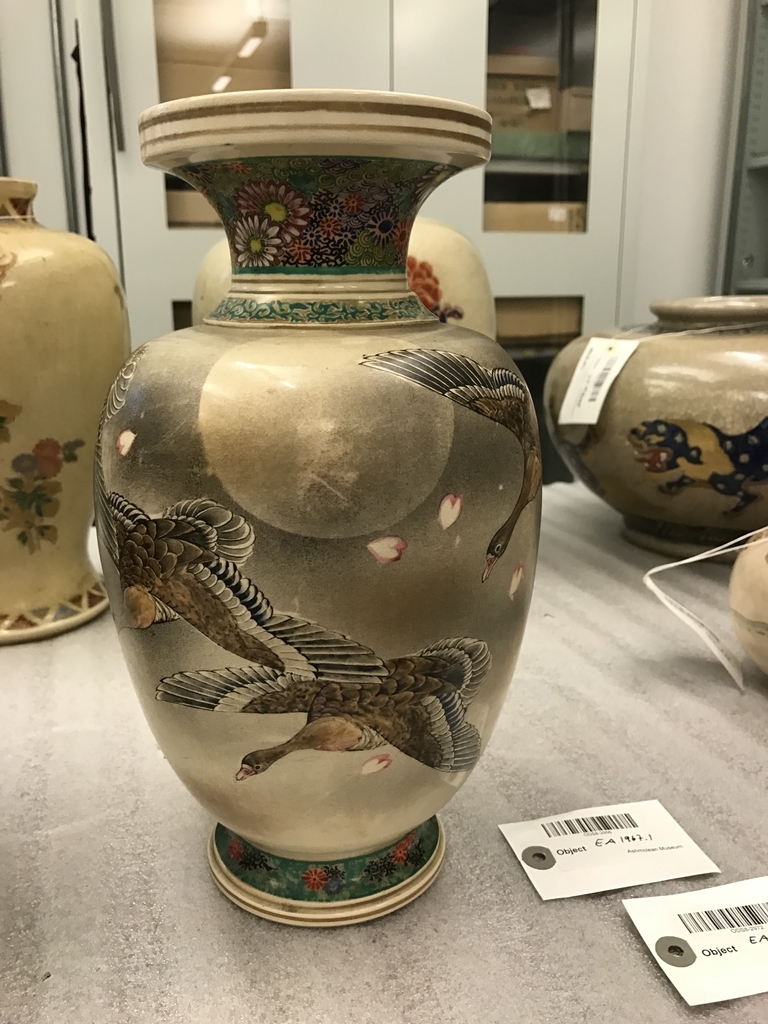 中国古美術・旧蔵の貝殻を鎏金で飾った陶磁器、侍女の文様が施された葵口洗・5x30 中国古美術・旧蔵の貝殻を鎏金で飾った陶磁器、侍女の