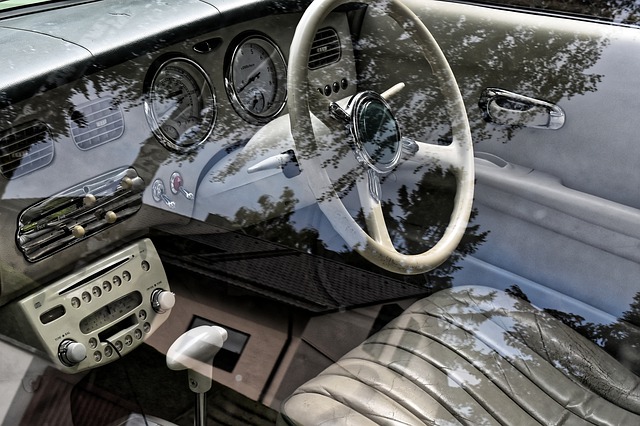 車の運転席