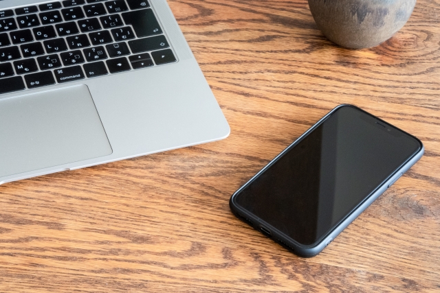 ノートパソコンとスマホ
