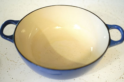 鉄鍋にオリーブオイルなどの油を塗る