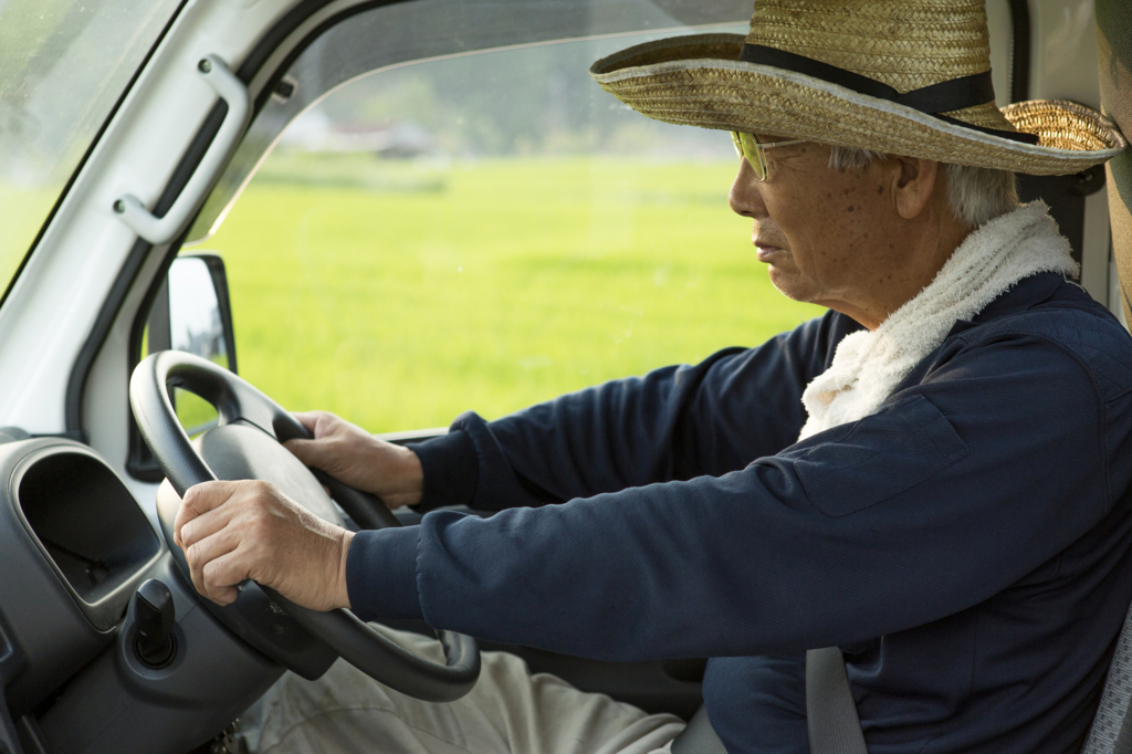 トラックを運転する高齢者