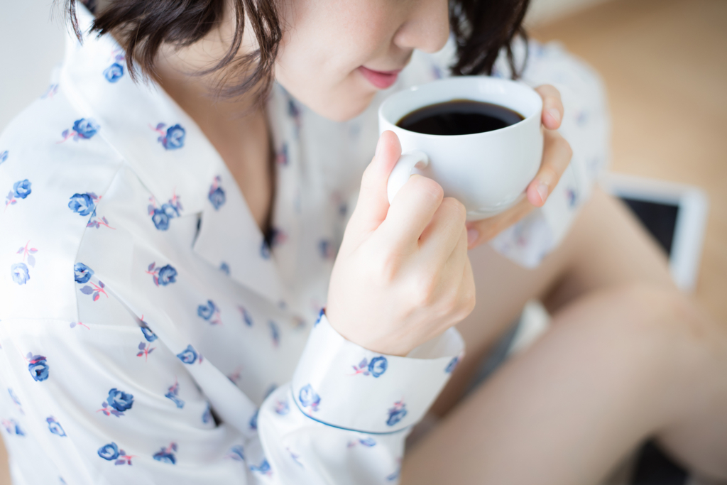 コーヒーを飲む女性 コーヒーを飲む女性