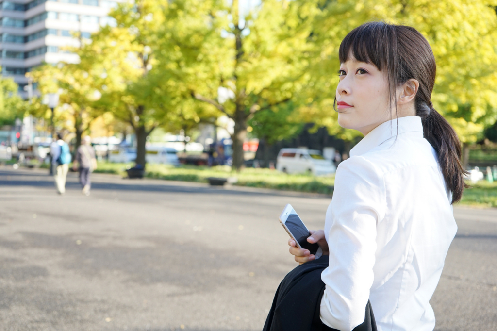 ワイシャツ姿の女性