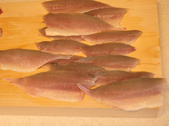 3枚におろしたアジの写真