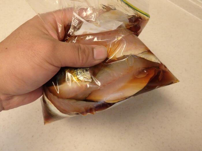 軽くもんでアジとつけ汁を馴染ませている写真