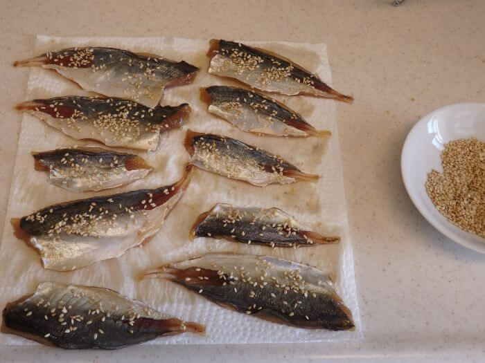 アジの表面にゴマをふりかけた写真