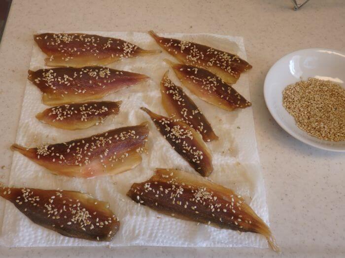 アジの身の方にもゴマをふりかけた写真