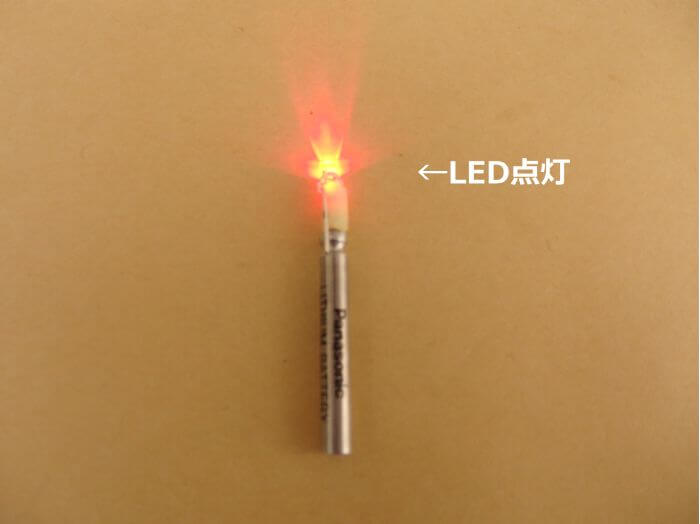 LEDが点灯していることを確認している写真