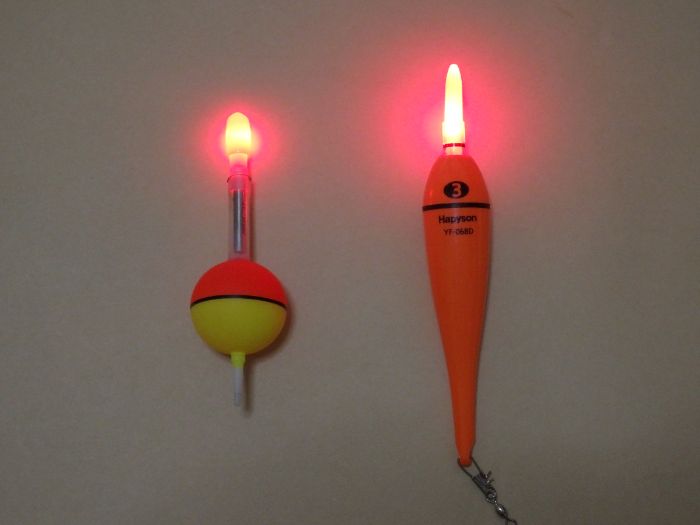 市販品と自作品の明るさを比較している写真