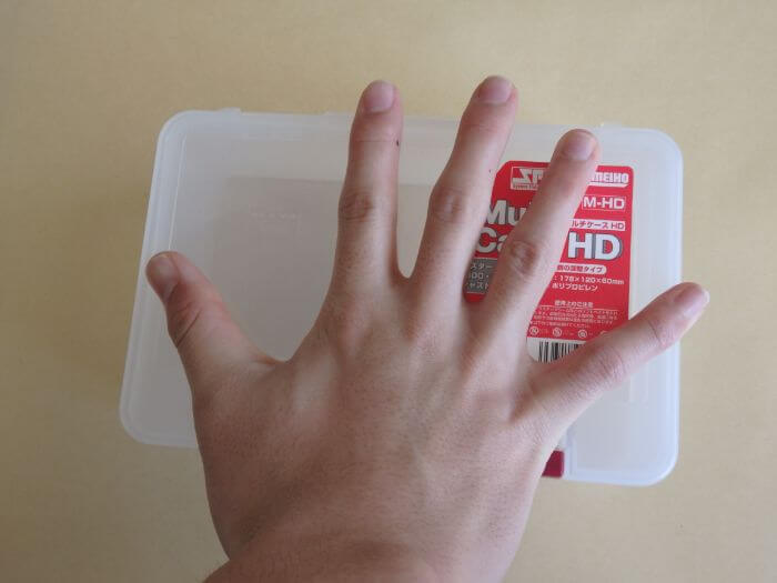 マルチケースHDと手の大きさを比べている写真