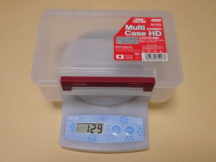 マルチケースを秤に乗せている写真