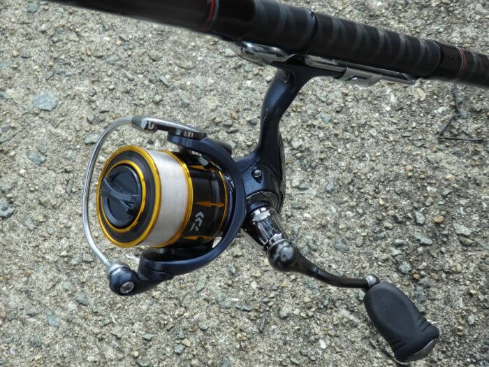 サビキ釣りで使用する釣竿とスピニングリールの写真