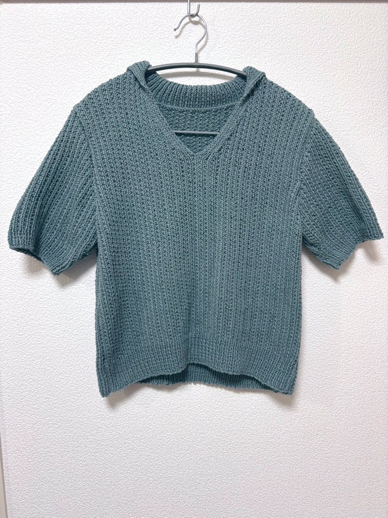 くすんだ青色のサマーニット。半袖。