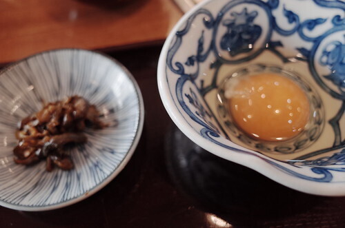 111Ricoh GRⅡ秩父市野坂町一丁目豚味噌丼本舗野さか豚みそ丼のお新香、生玉子.