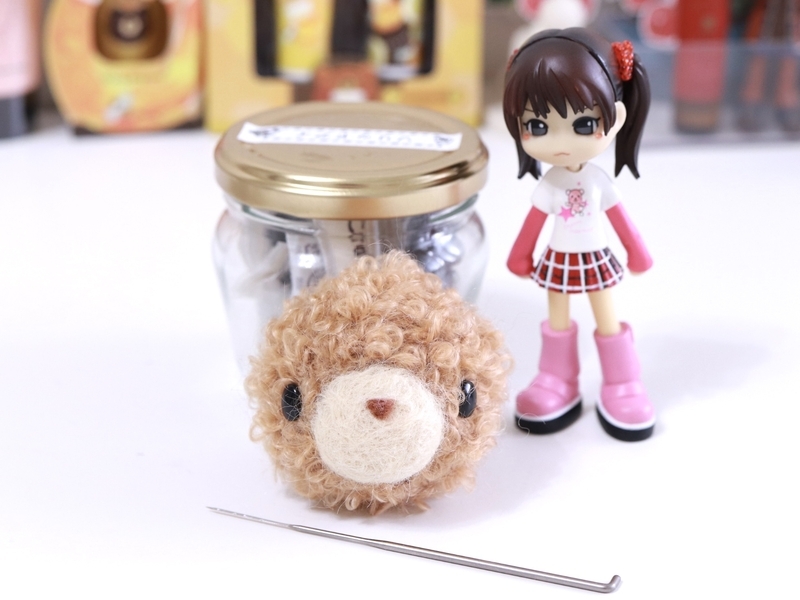 t*o様 羊毛フェルト いちごくまさんブローチ④ （あみぐるみブローチを 
