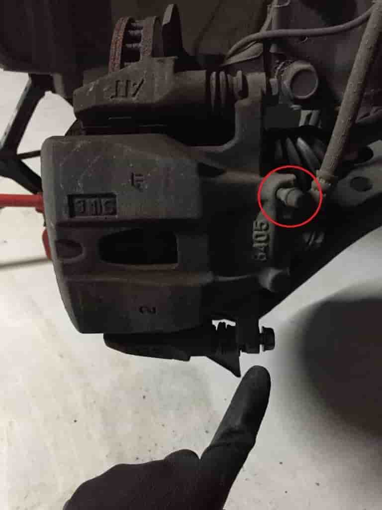 ブレーキオイル交換方法と交換時期は トラブルをなくすには ブレーキオイルの成分を知る事が重要 車の点検を自分で出来るメンテナンス方法