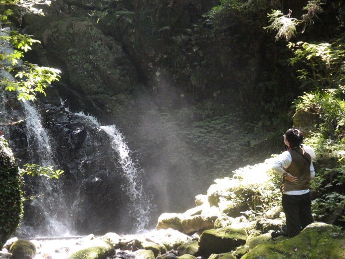 日立の山中で1億年をまたぐ ／ 日本最古の岩石と小木津不動滝 - ジノ。