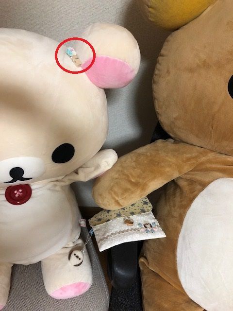 ウッドクリップを耳に載せるコリラックマ モカリーナさんの作品とリラックマのぬいぐるみたち