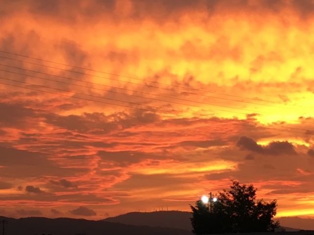 燃えるような夕焼け 深い悲しみ