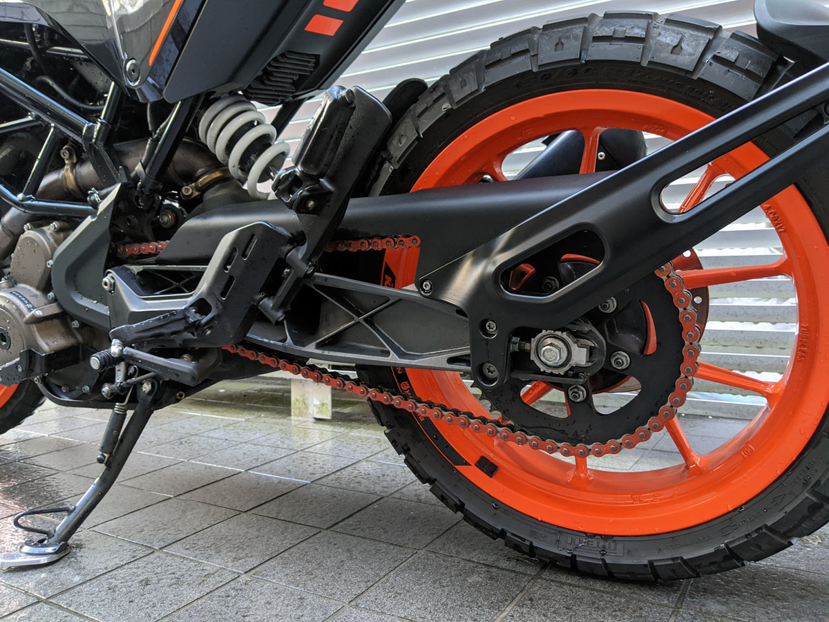 Husqvarna SVARTPILEN 401にフライスクリーン＆オレンジチェーンを導入