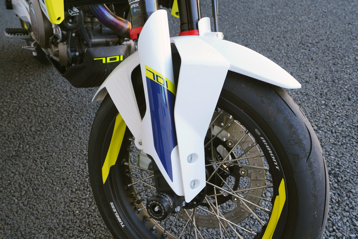Husqvarna 701 SUPERMOTOに690 DUKEのフロントフェンダーを