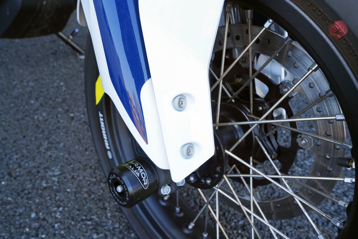 Husqvarna 701 SUPERMOTOに690 DUKEのフロントフェンダーを取り付けた