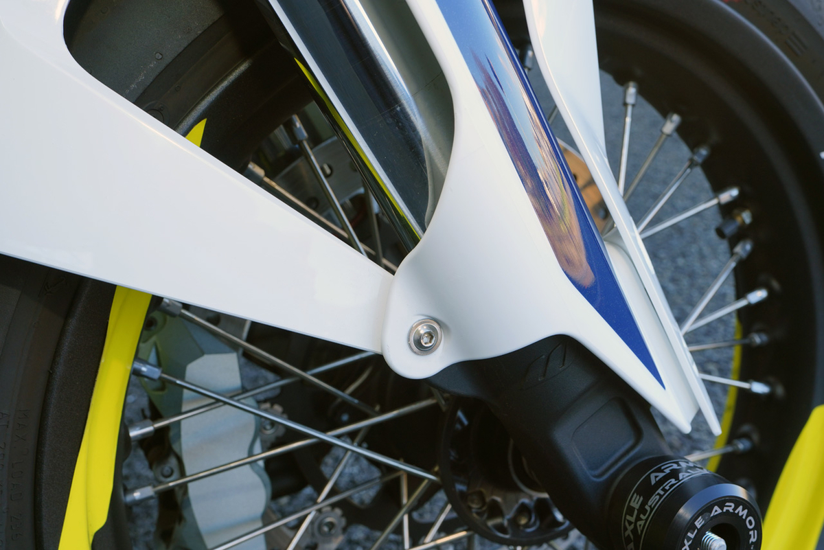 Husqvarna 701 SUPERMOTOに690 DUKEのフロントフェンダーを取り付けた