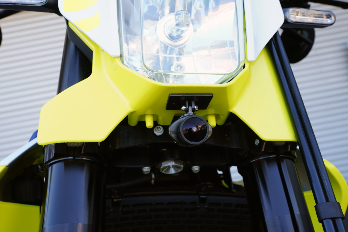 Husqvarna 701 SUPERMOTOに690 DUKEのフロントフェンダーを取り付けた