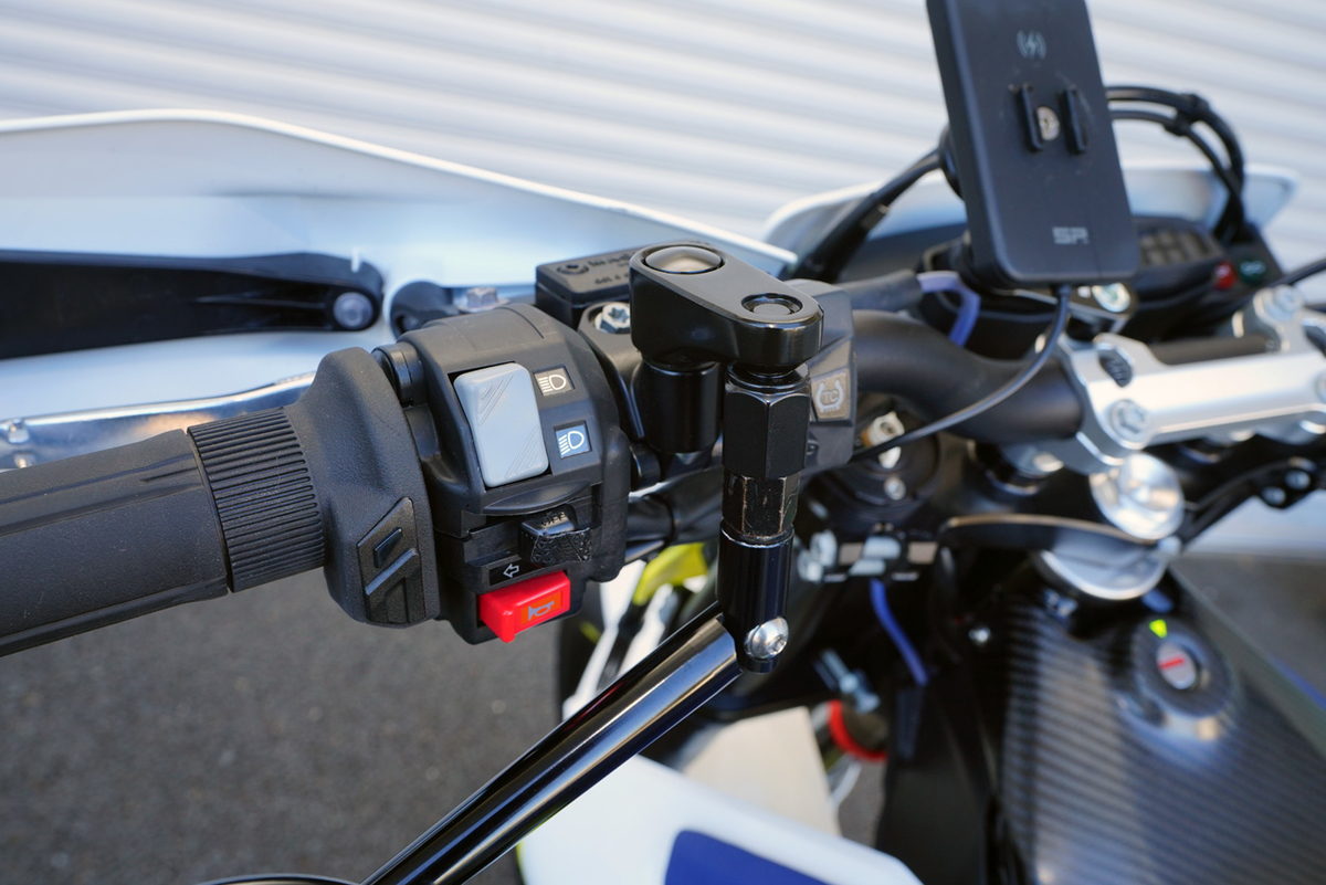 Husqvarna 701 SUPERMOTOに690 DUKEのフロントフェンダーを取り付けた 