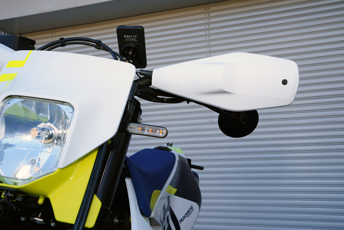 Husqvarna 701 SUPERMOTOに690 DUKEのフロントフェンダーを取り付けた