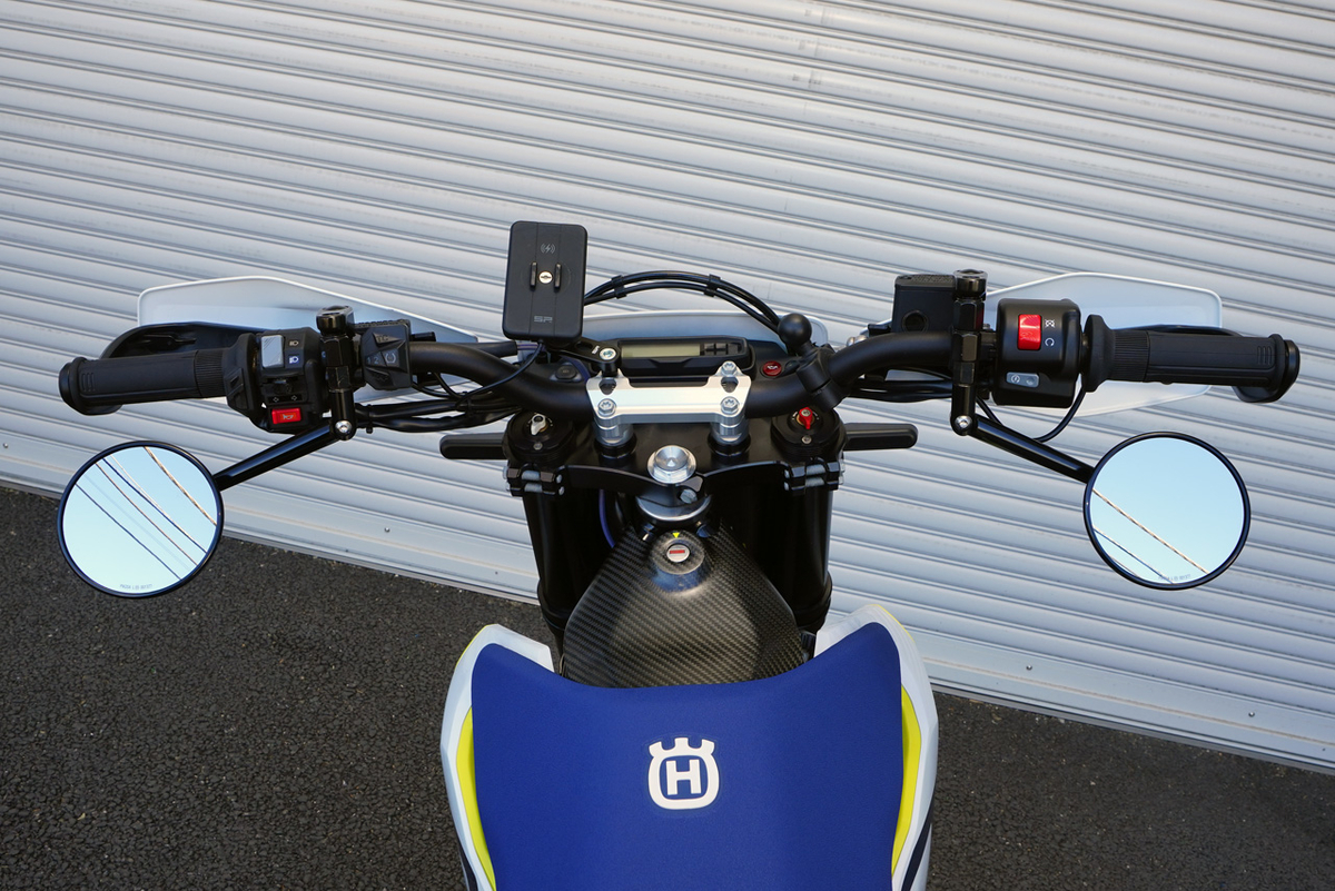 Husqvarna 701 SUPERMOTOに690 DUKEのフロントフェンダーを取り付けた