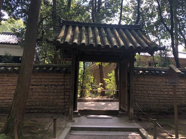 鑑真和上御廟の入口の門を入ってから振り返る景色 唐招提寺