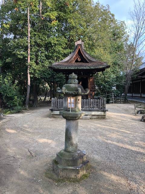 弁天社前の燈篭 唐招提寺