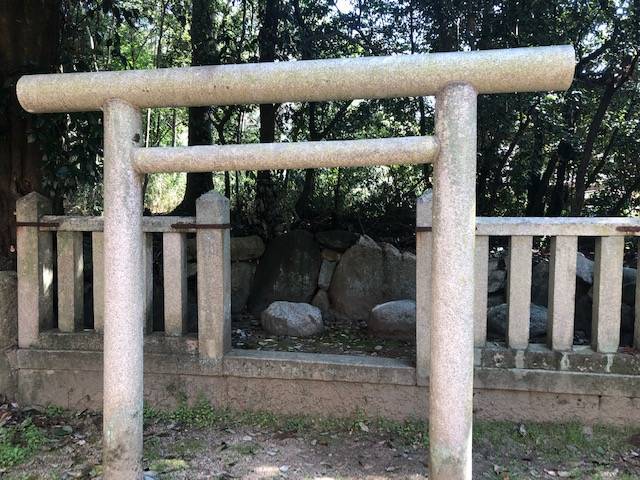 磐座と鳥居 磯城瑞籬宮跡