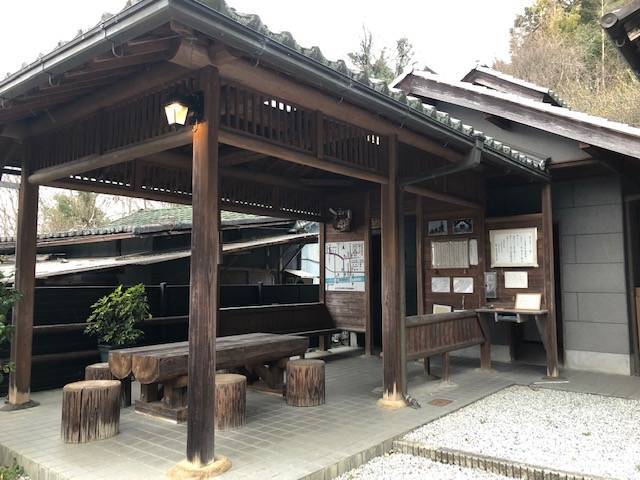 海拓榴市観音堂トイレとベンチ 海拓榴市観音堂