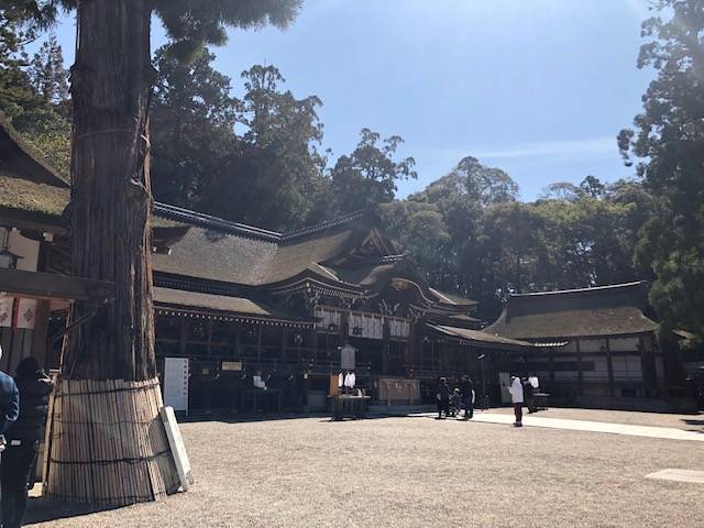 拝殿と参拝客 大神神社