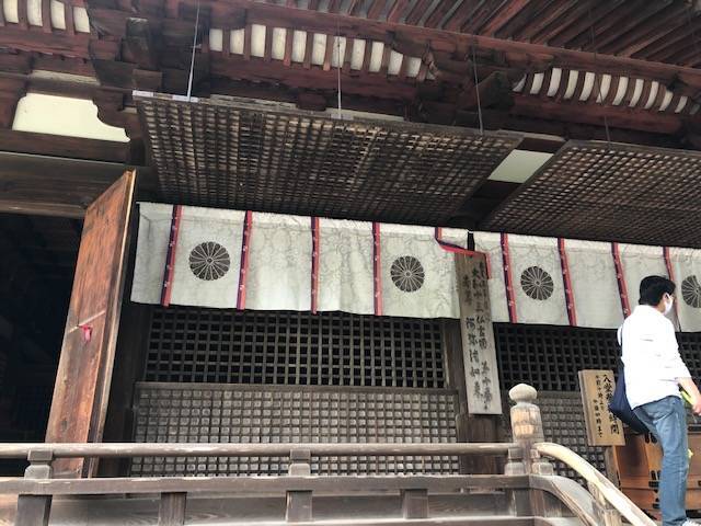 本堂の菊の御紋 霊山寺