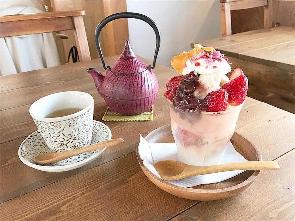 のどかな一軒家カフェで 桜と苺のパフェ 雫cafe 白楽 1日1スイーツ カフェめぐり記録