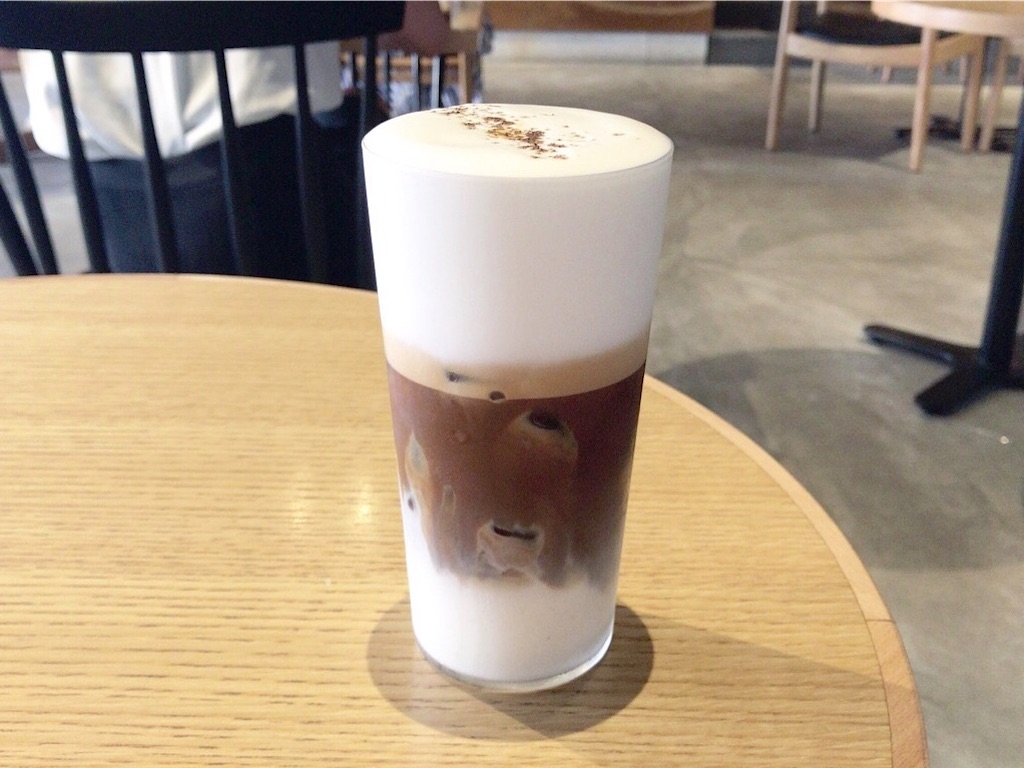 泡がリッチ 大人スタバのアイスフォームマキアート Neighborhood And Coffee 初台 1日1スイーツ カフェめぐり記録